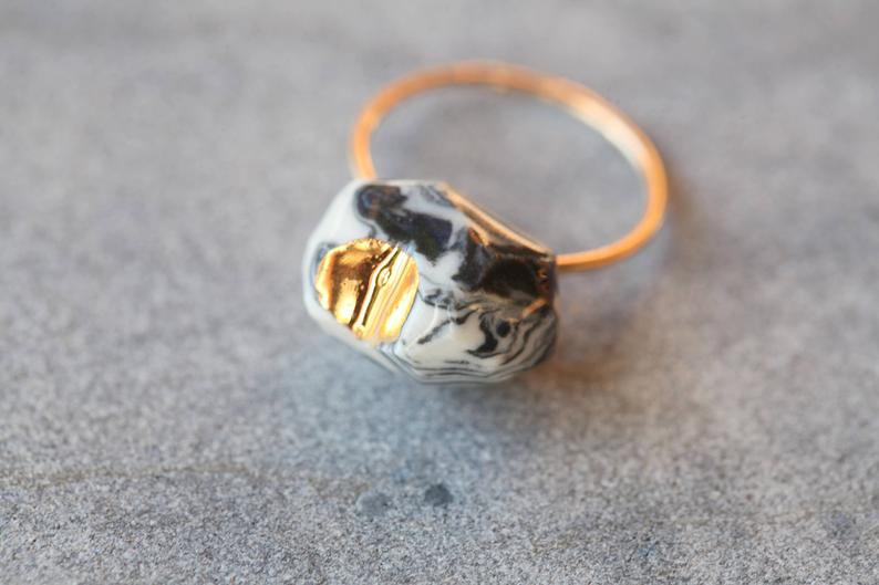 Kitinen, porcelain ring, glazed and painted with gold