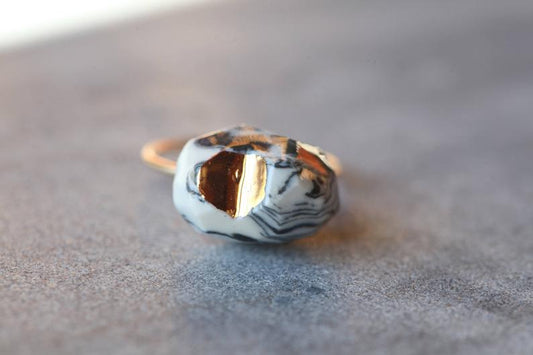 Kitinen, porcelain ring, glazed and painted with gold