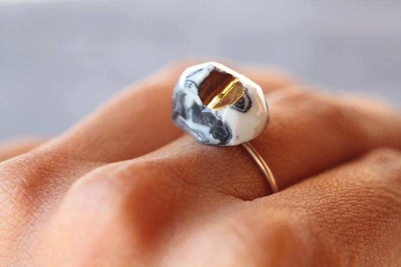 Kitinen, porcelain ring, glazed and painted with gold